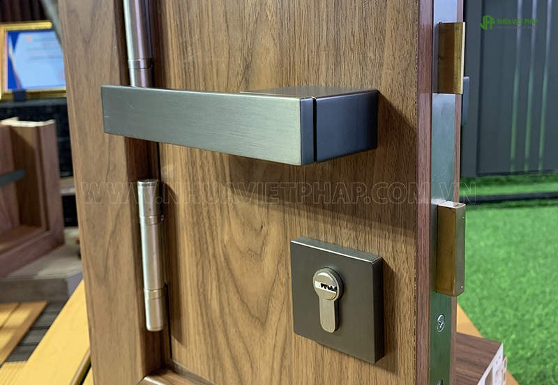 k15 khóa trên cánh cửa mẫu